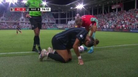 USWNT star Trinity Rodman leaves Washington Spirit match in wheelchair after suffering back injury – Goal.com