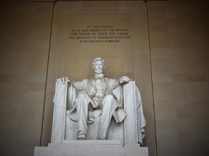 Workers paint Lincoln Memorial Reflecting Pool blue – BBC